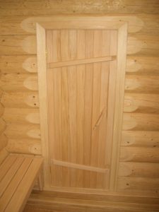 Деревянная дверь в парилку