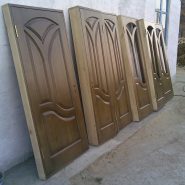 Лакировка деревянных дверей