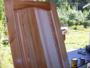 Как правильно покрыть лаком деревянную дверь?