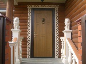 Дверь на входе в деревянный дом