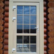 Входные металопластиковые двери для деревянного дома