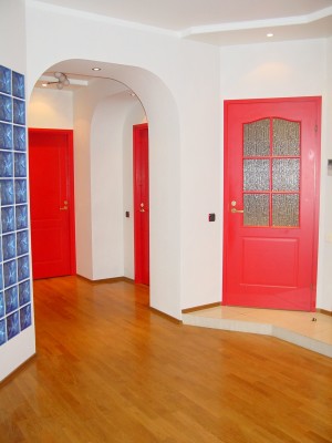Филенчатые красные двери