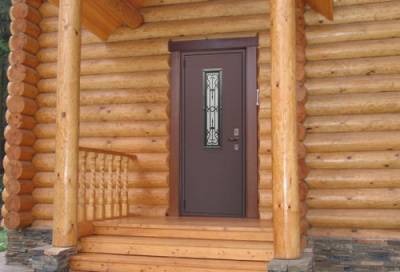 Железная дверь в деревянном доме
