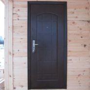 Металлическая дверь в деревянном двери