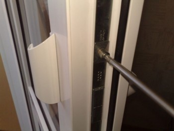 Регулируем балконную дверь